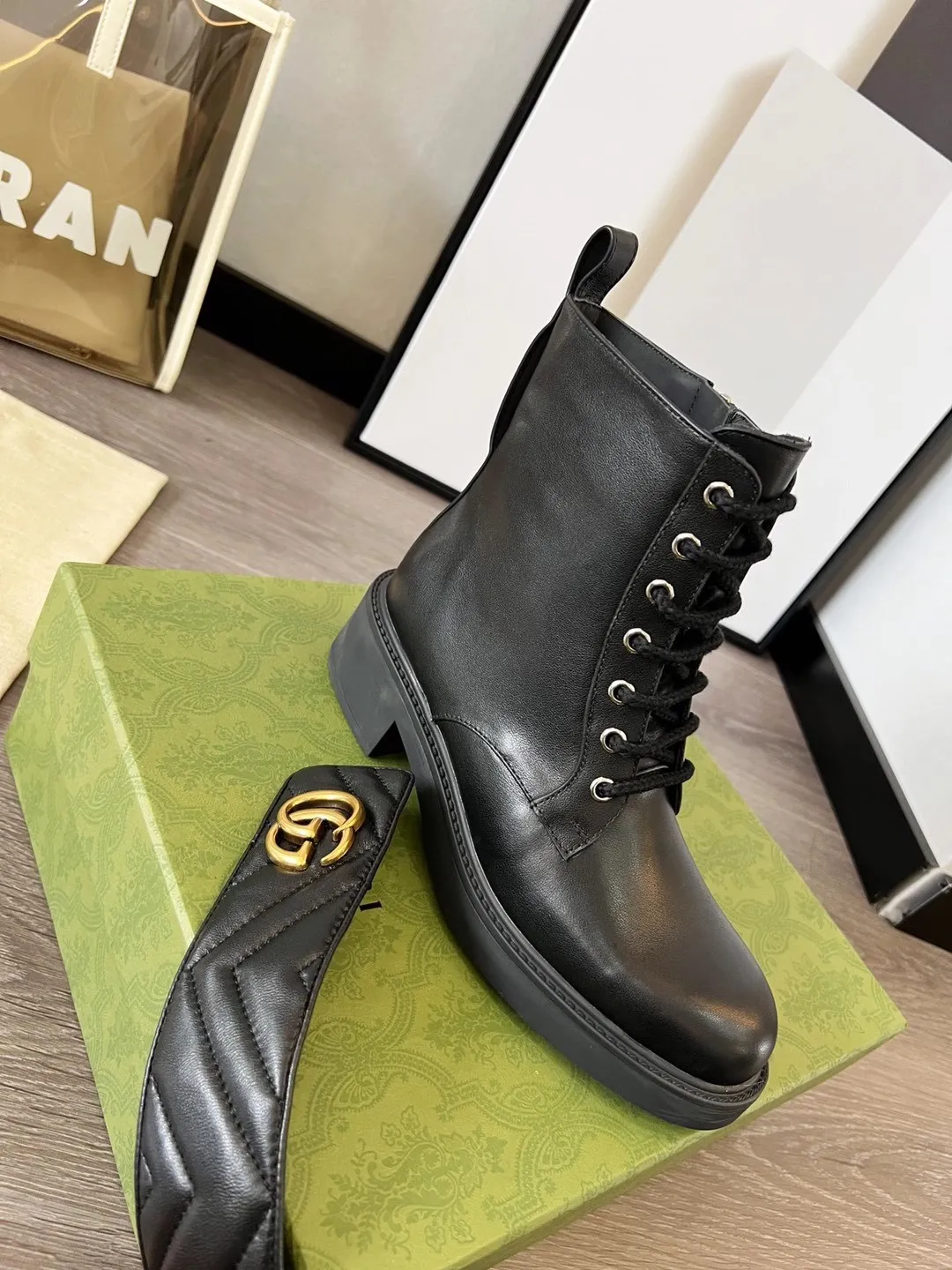 👟👟Ex-factory price 560👟👟 Autumn and winter GUCCI double G ankle boots original model opening✅ Full oil edges and metal chain details, a pull strap at the back for easy putting on and taking off, elastic design on both sides, full of high-end sense [strong] Fabric: cowhide🐂 Inner/foot pads: high-end cowhide🐂 Little Bee GUCCI TPU outsole Heel height 4cm Color: black Code number: 35-41 (41 needs to be customized) Packaging: Comes with card and cloth bag.